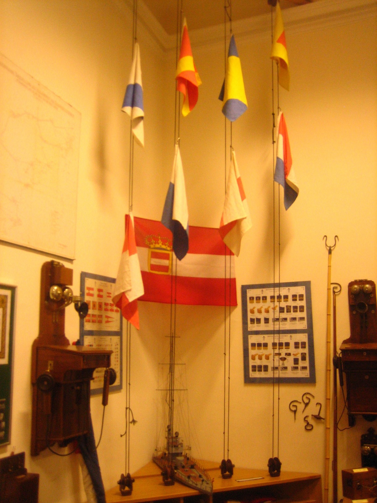 In einer Ecke stehen mehrere Flaggen nebeneinander, eine Österreich-Fahne hängt dahinter.