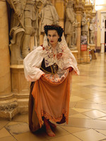 Eine als Burgfräulein verkleidete Frau im Feldherrensaal.