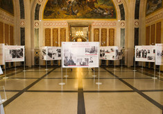 Großer Ausstellungsraum mit mehreren Info-Tafeln.