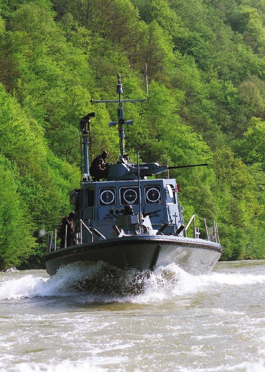 Patrouillenboot von vorne in voller Fahrt auf der Donau