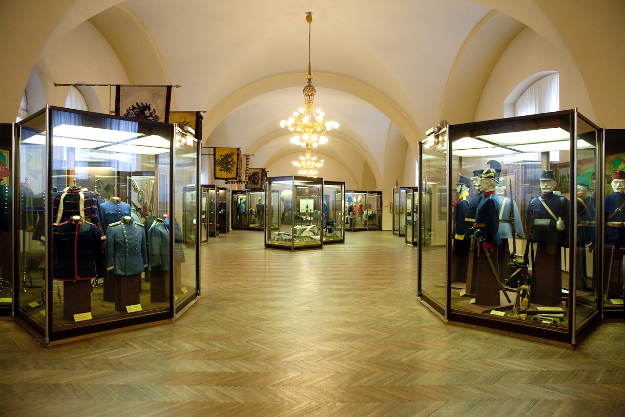 Franz Joseph-Saal, links und rechts stehen Vitrinen mit Ausstellungstücken, wie z.B. Uniformen.
