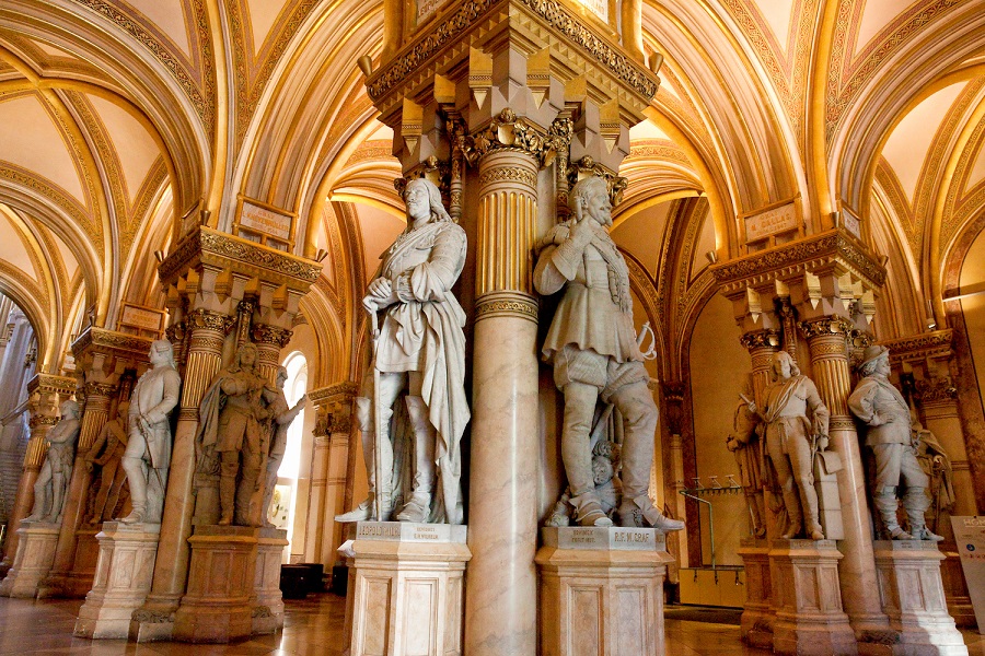 Statuen rund um die Säulen in der Ruhmeshalle.