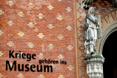 Außenwand des HGM mit dem Motto "Kriege gehören ins Museum".