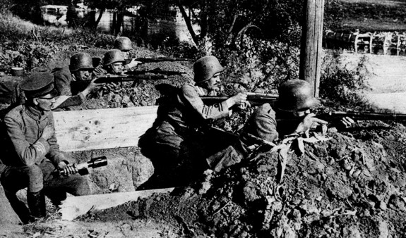 Soldaten in einem Schützengraben