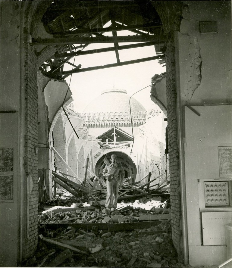 Schwarz-Weiß-Foto: durch einen Bombentreffer zerstörter Teil des HGM.