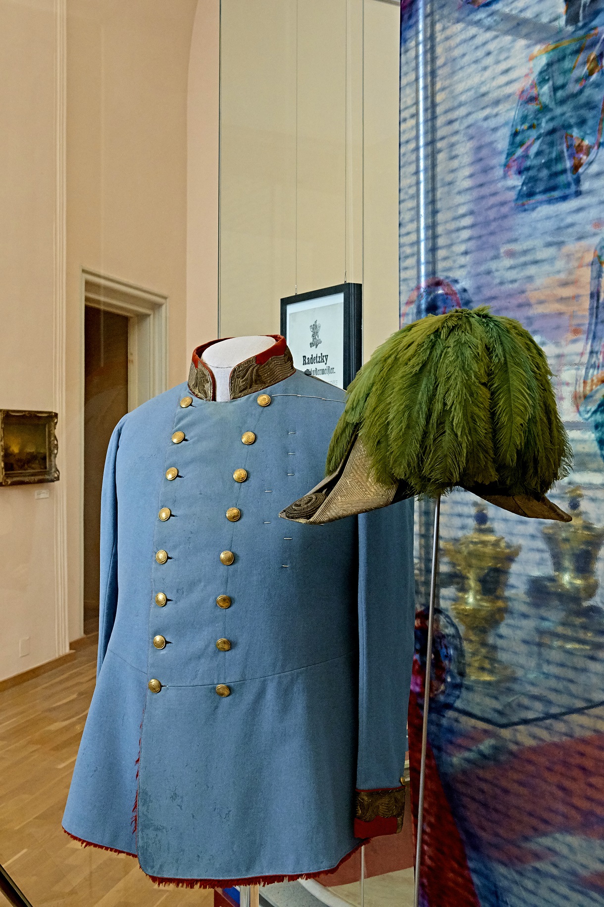 Blauer Radetzkys Waffenrock mit Feldmarschalldistinktionen sowie Stulphut für k. k. Generäle mit Federbusch
