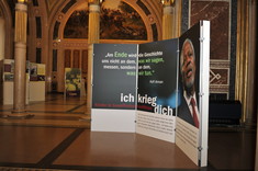 Schautafel mit Foto von Kofi Annan und dem Text "Ich krieg dich".