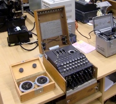 Entschlüsselungsmaschine Enigma auf einem Tisch.