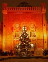 Beleuchteter Weihnachtsbaum vor dem HGM.