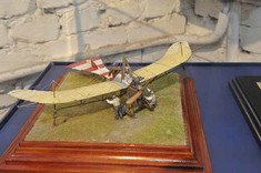 Modellflugzeug auf Holzpodest.