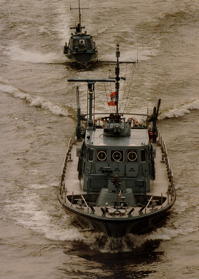 Zwei Patrouillenboote hintereinander im Wasser.