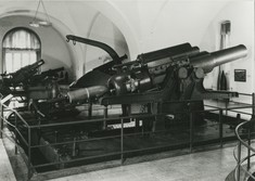 Schwarz-weiß-Foto eines Geschützes im Ausstellugnsraum.