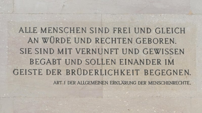 Inschrift Menschenrechte (© Parlamentsdirektion/Johannes Zinner) Inschrift, Artikel 1. der allgemeinen Erklärung der Menschenrechte: Alle Menschen sind frei und gleich an Würde und Rechten geboren. Sie sind mit Vernunft und Gewissen begabt und sollen einander im Geiste der Brüderlichkeit begegnen.
