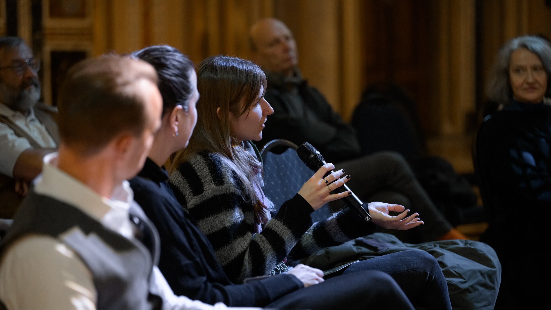 Das Publikum nimmt an einer Diskussion teil 