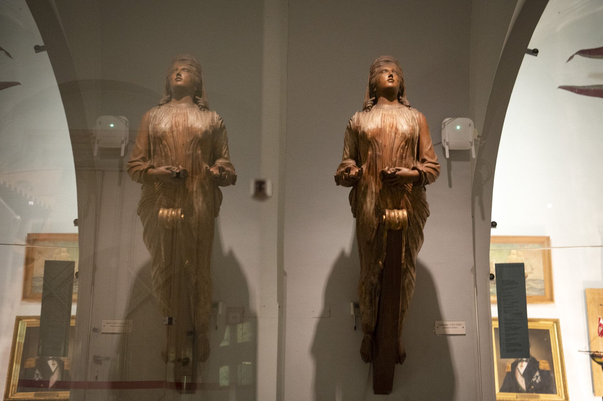 Zu sehen ist die SMS Saida mit einer hölzernen Galionsfigur einer jungen Frau, die den Blick nach oben richtet und die Hände leicht vor dem Körper hält.