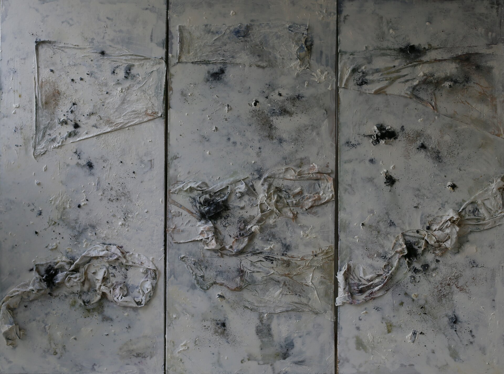 Auf diesem Bild sieht man ein Abschnitt eines Kunstwerk auf einer großformatigen Leinwand des Künstlers Karl Hadwig Kaltner. 