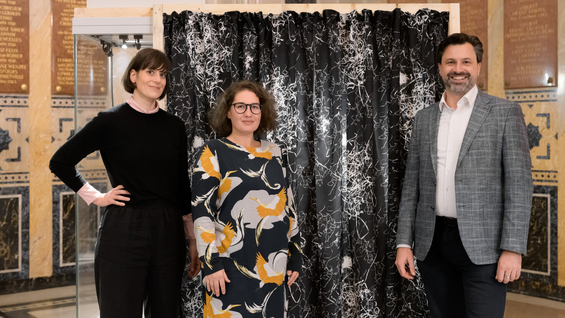 Auf dem Foto sind Kuratorin Stephanie Damianitsch, Künstlerin Raphaela Bielesch und Direktor Georg Hoffmann