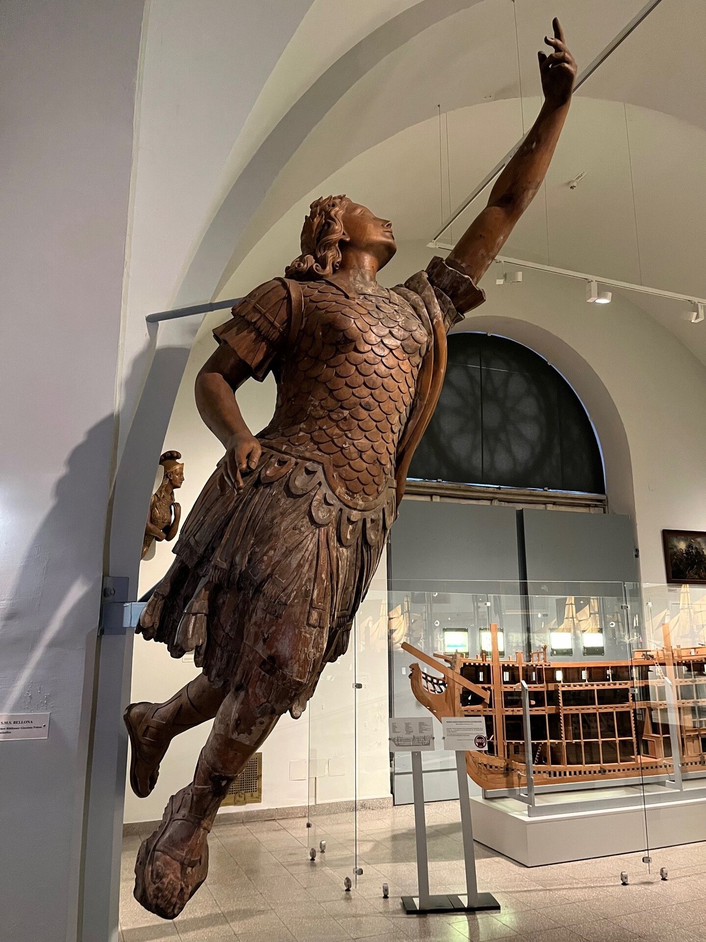 Das Bild zeigt die Galionsfigur der römischen Kriegsgöttin Bellona in antiker Schuppenrüstung.