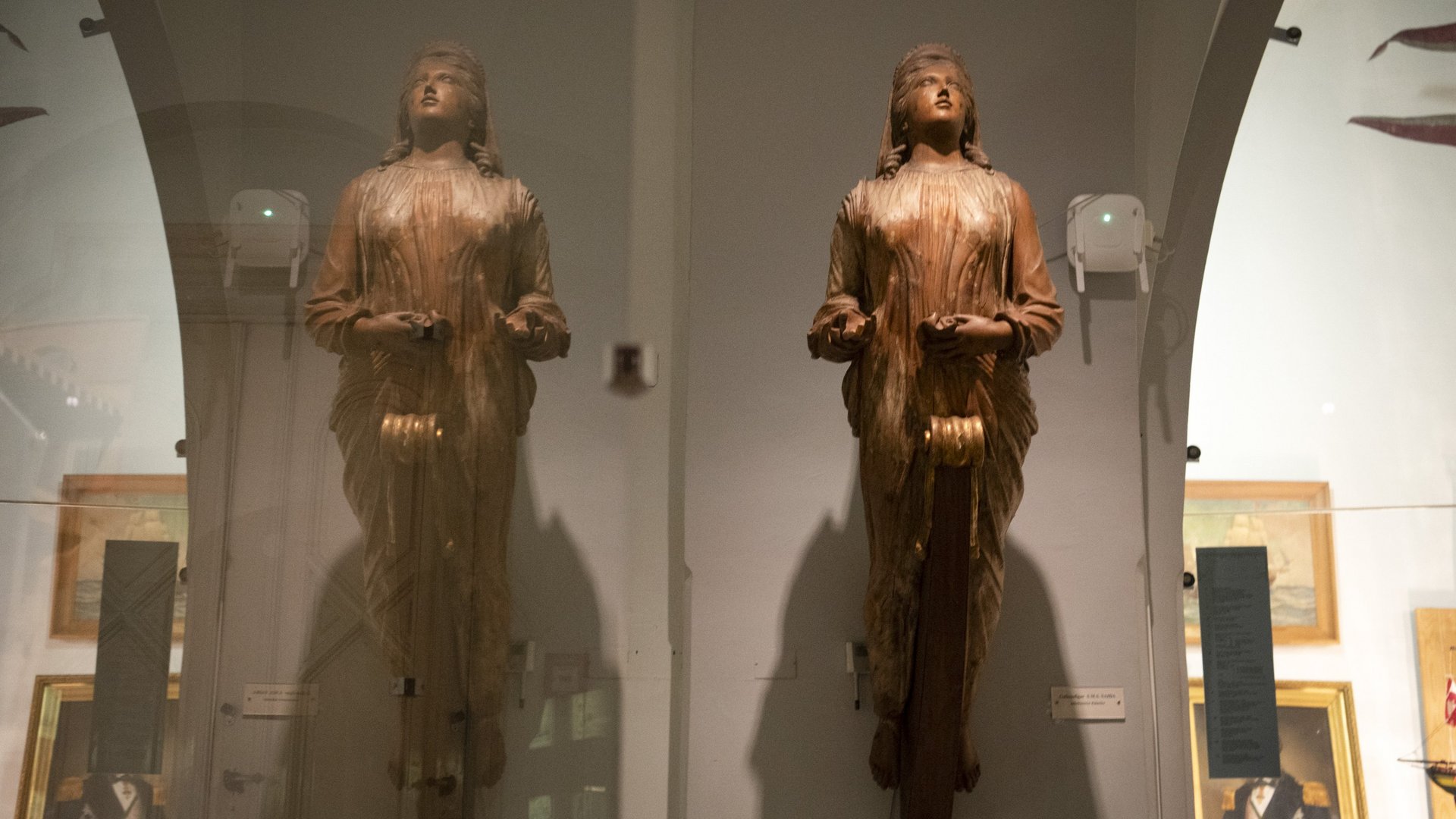 Zu sehen ist die SMS Saida mit einer hölzernen Galionsfigur einer jungen Frau, die den Blick nach oben richtet und die Hände leicht vor dem Körper hält.
