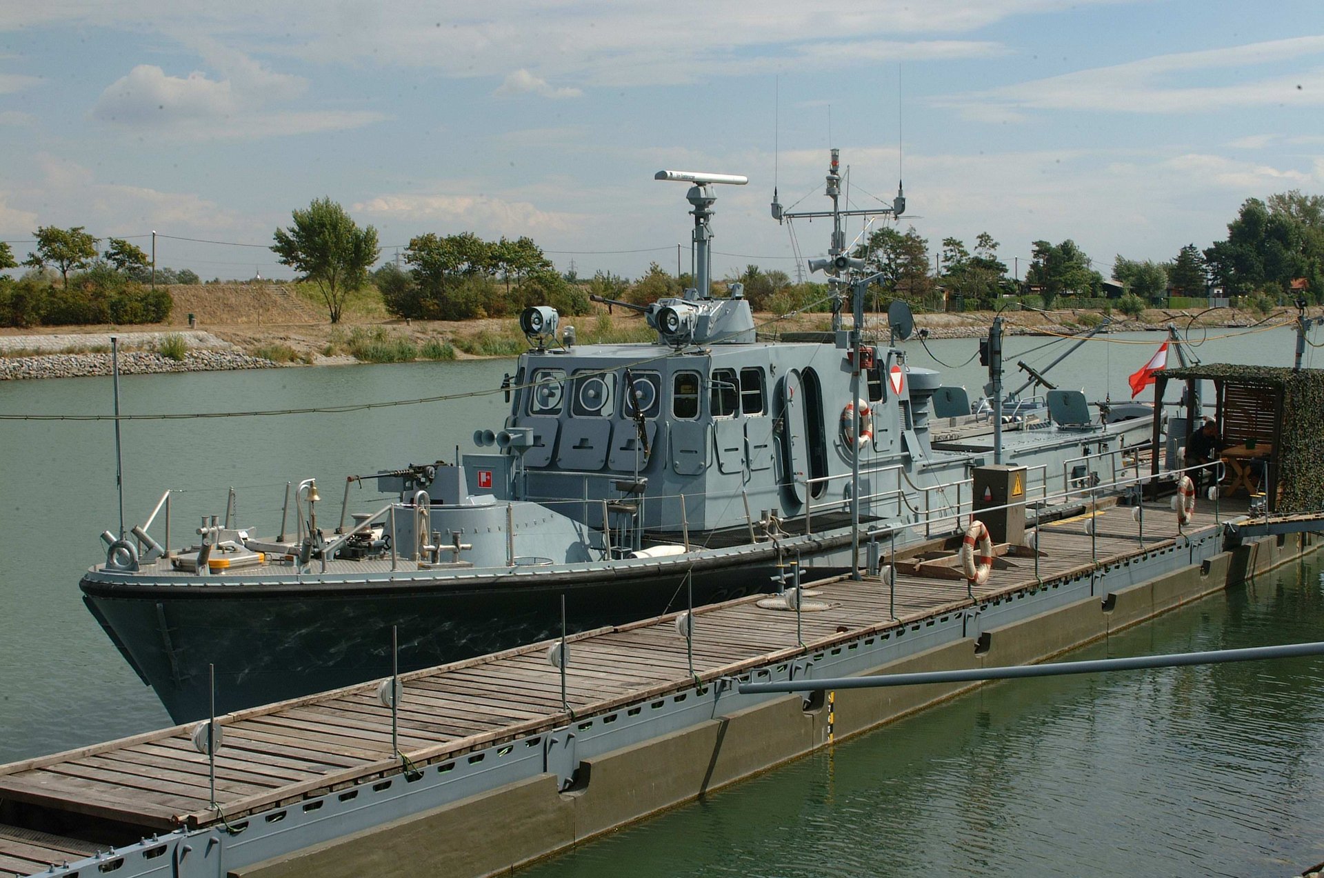 Auf diesem Bild sieht man das Patrouillenboot "Niederösterreich" in Bereitschaft am Steg. 