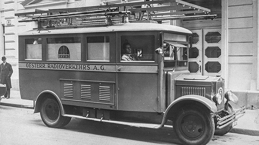 Eine historische Aufnahme einer Front eines Wagens des Österreichischen Radioverkehrs