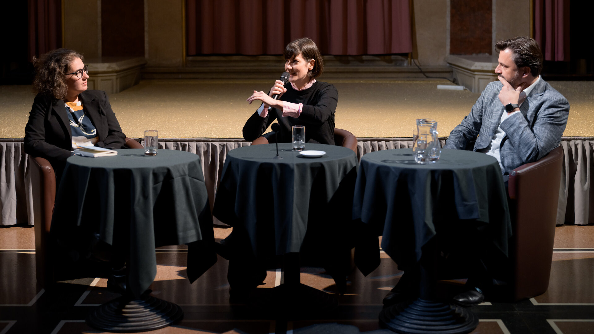 Auf diesem Bild sieht man Raffaela Bielesch, Direktor Georg Hoffmann und Stephanie Damianitsch zu Tisch 
