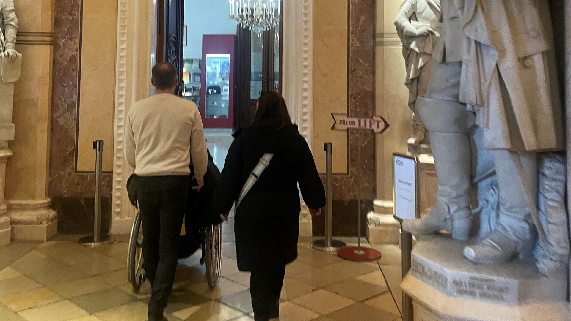 Dieses Bild zeigt die verschiedene Möglichkeiten zur Barrierefreiheit