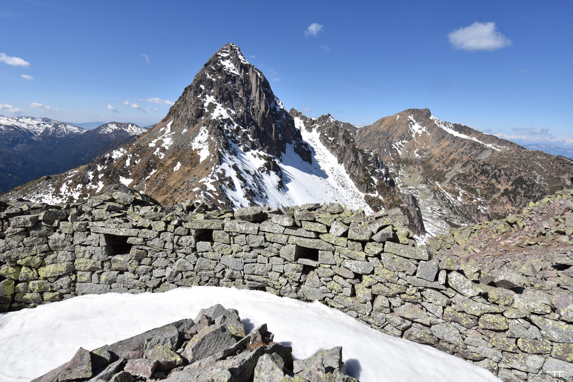Auf dem Foto sieht man italienische Stellung auf der Forcella Cardinal