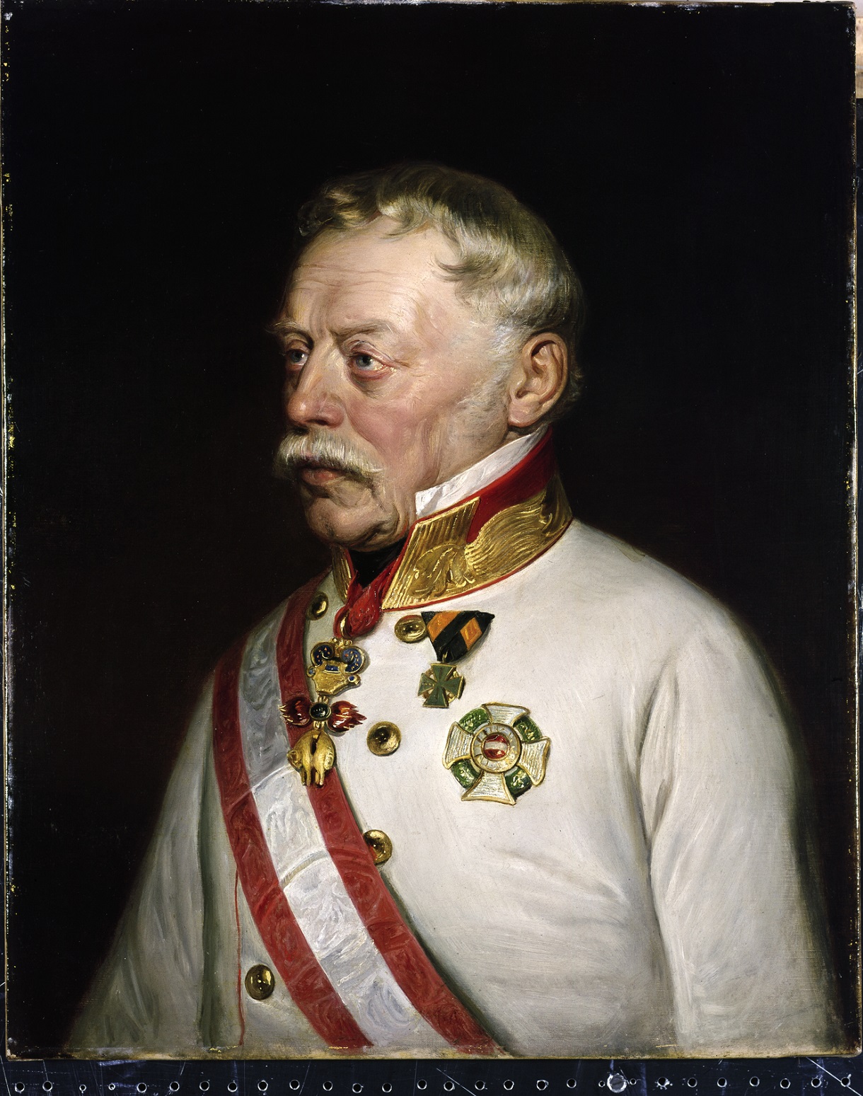 Das Gemälde zeigt ein Selbstporträt des Feldmarschalls Joseph Wenzel Graf Radetzky, der in seiner prächtigen Uniform dargestellt ist, die mit verschiedenen Orden bestickt ist.