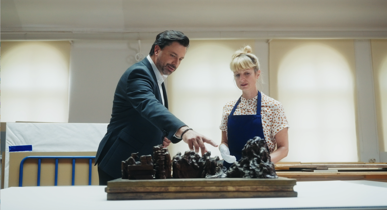 Direktor Hoffmann und Christiana Rieder vor dem Schreibtischtäter